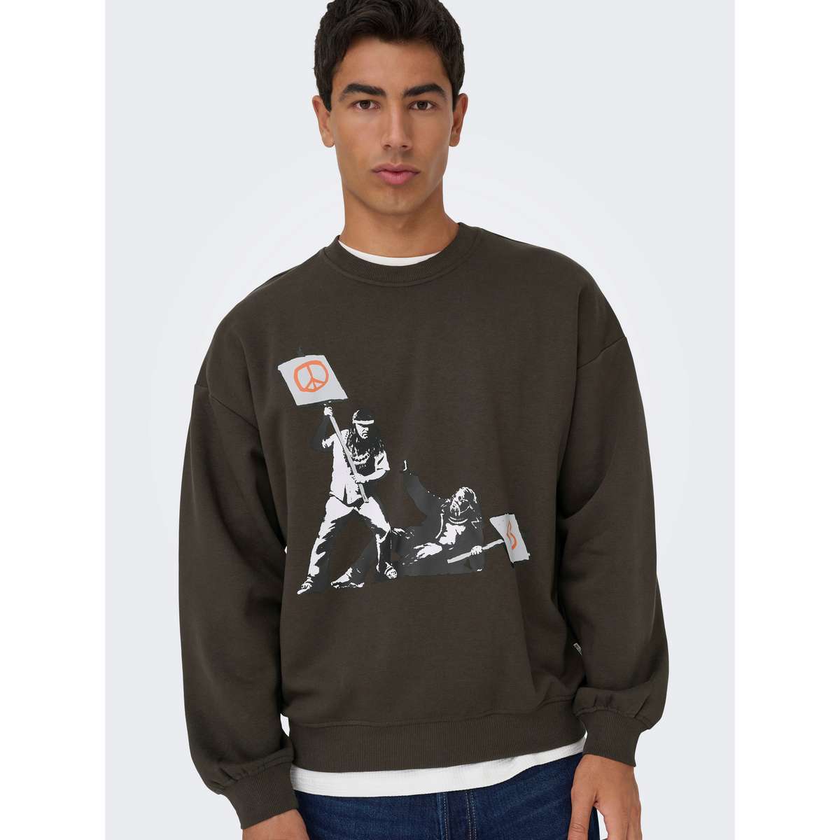 ONLY & SONS MENS REGULAR FIT COTTON BANKSY VTG CREW NECK MULCH/PEACE BROWN