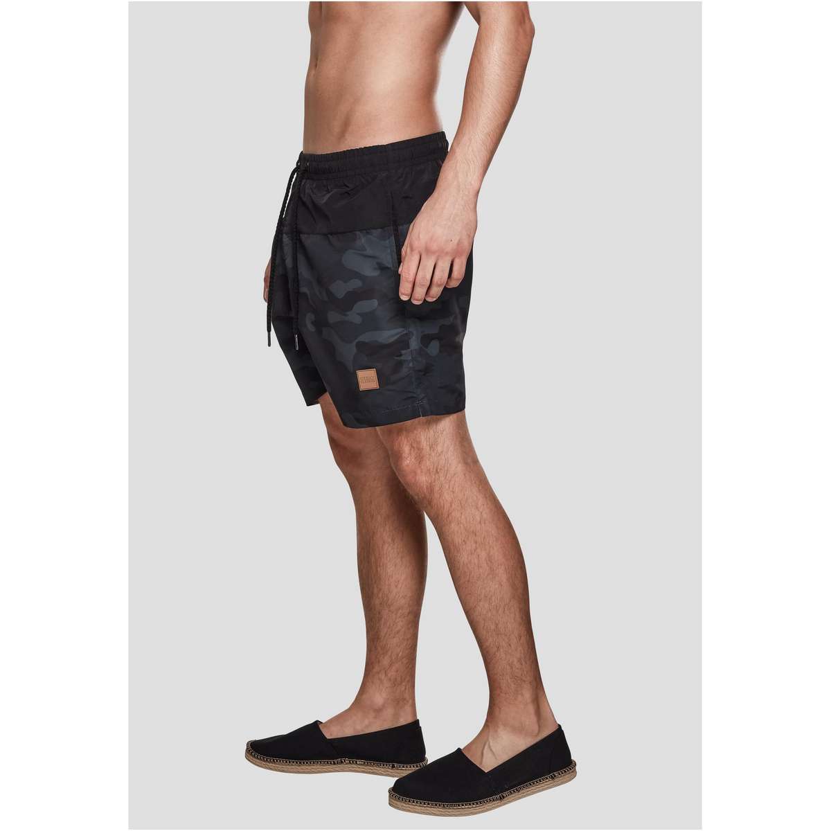 URBAN CLASSICS MEN΄S REGULAR FIT POLYESTER SWIM SHORTS BLACK/DARKCAMO - Μαύρο / Παραλλαγή  - XL